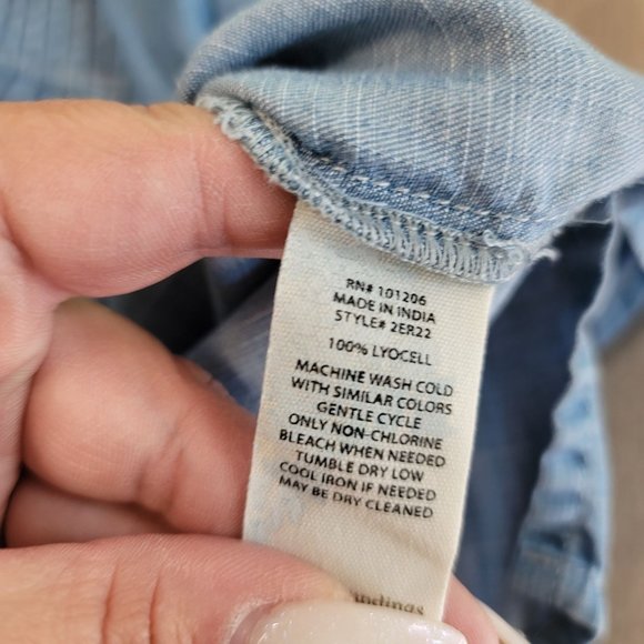 soft surroundings 100% lyocell chambray blue button top with shiny buttons XS - Picture 5 of 8